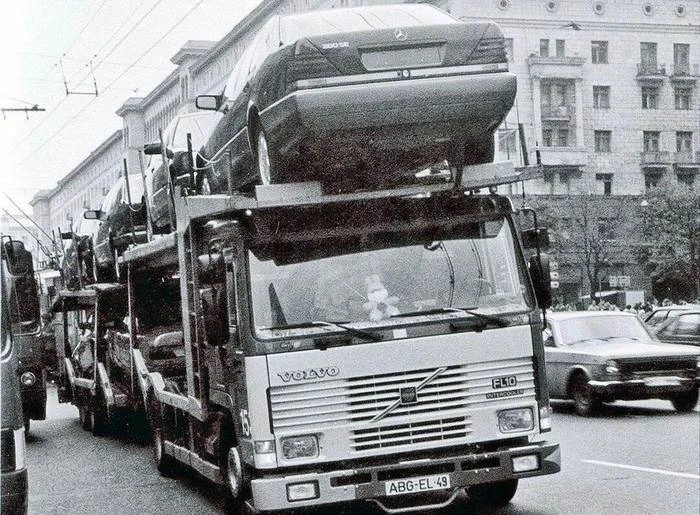 Автовоз Volvo с новенькими Мерседес W140 и W124 на улицах Москвы.