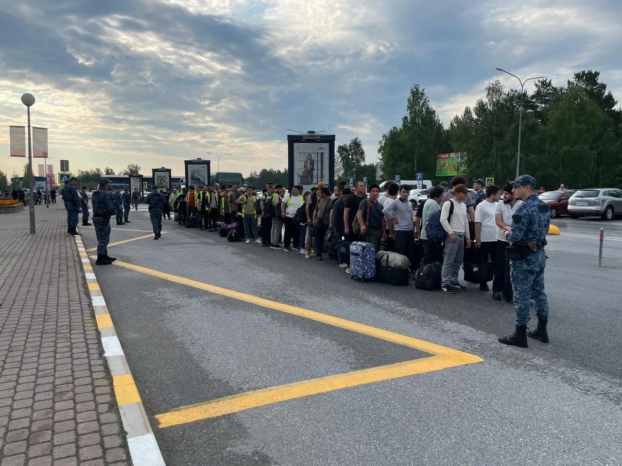 ❗️Нелегалам тут не место: в Югре прошло массовое выдворение мигрантов.

Судебные приставы выслали из
