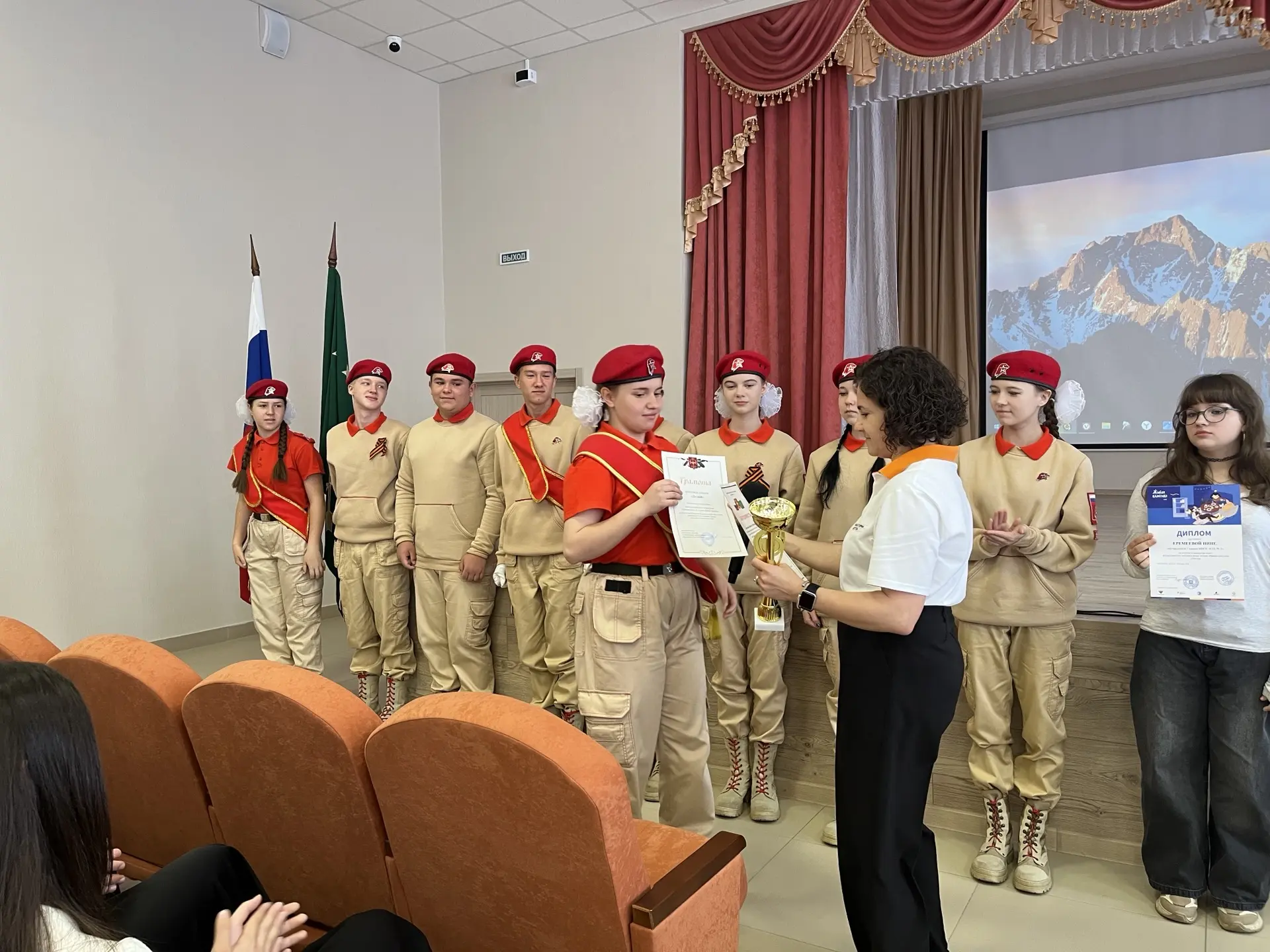 🇷🇺 Школа — это не только уроки: говорим о важном и ищем друзей!  Сегодня в нашей школе прошла торжес