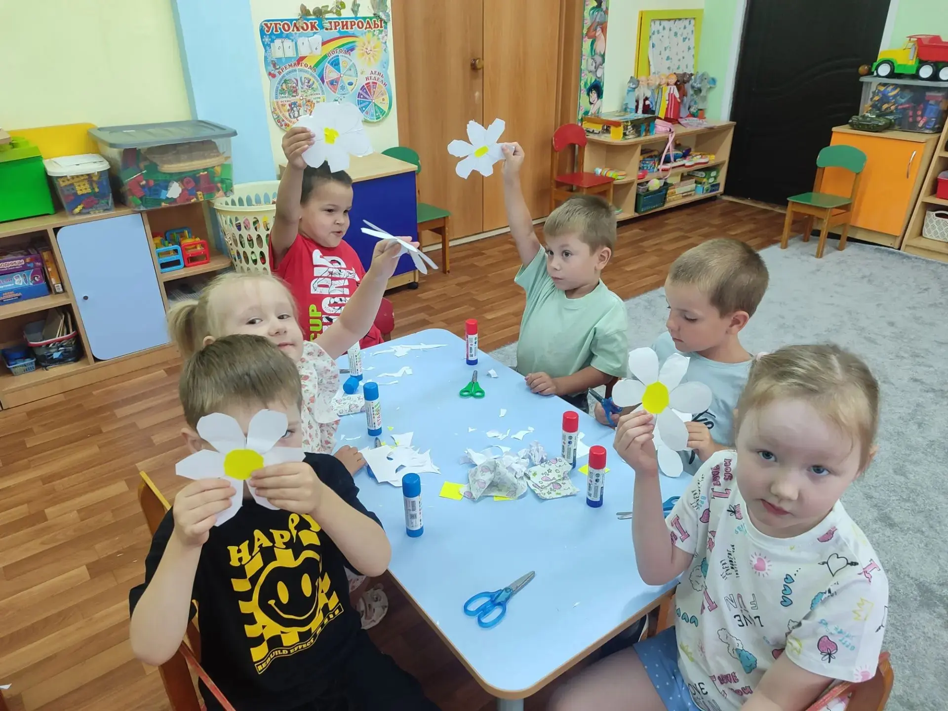 В нашей группе в честь праздника "Семьи, любви и верности" с детьми провели ряд мероприятий. Была пр