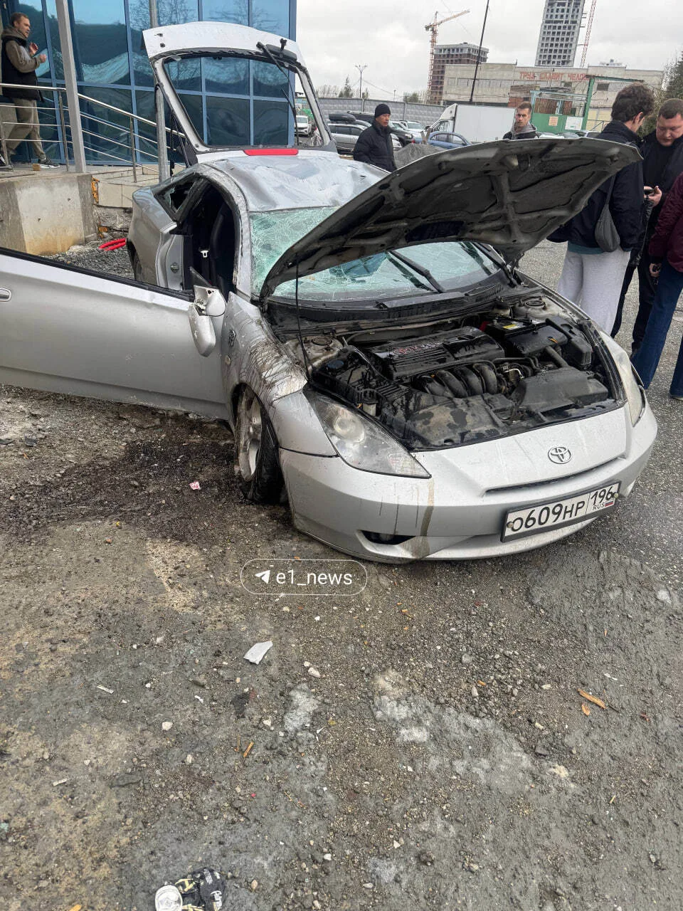 Toyota Celica улетела в здание автосалона на Базовом переулке