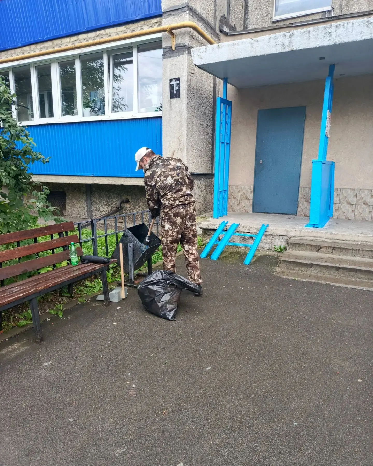 🧹 Начинаем неделю с уборки дворов