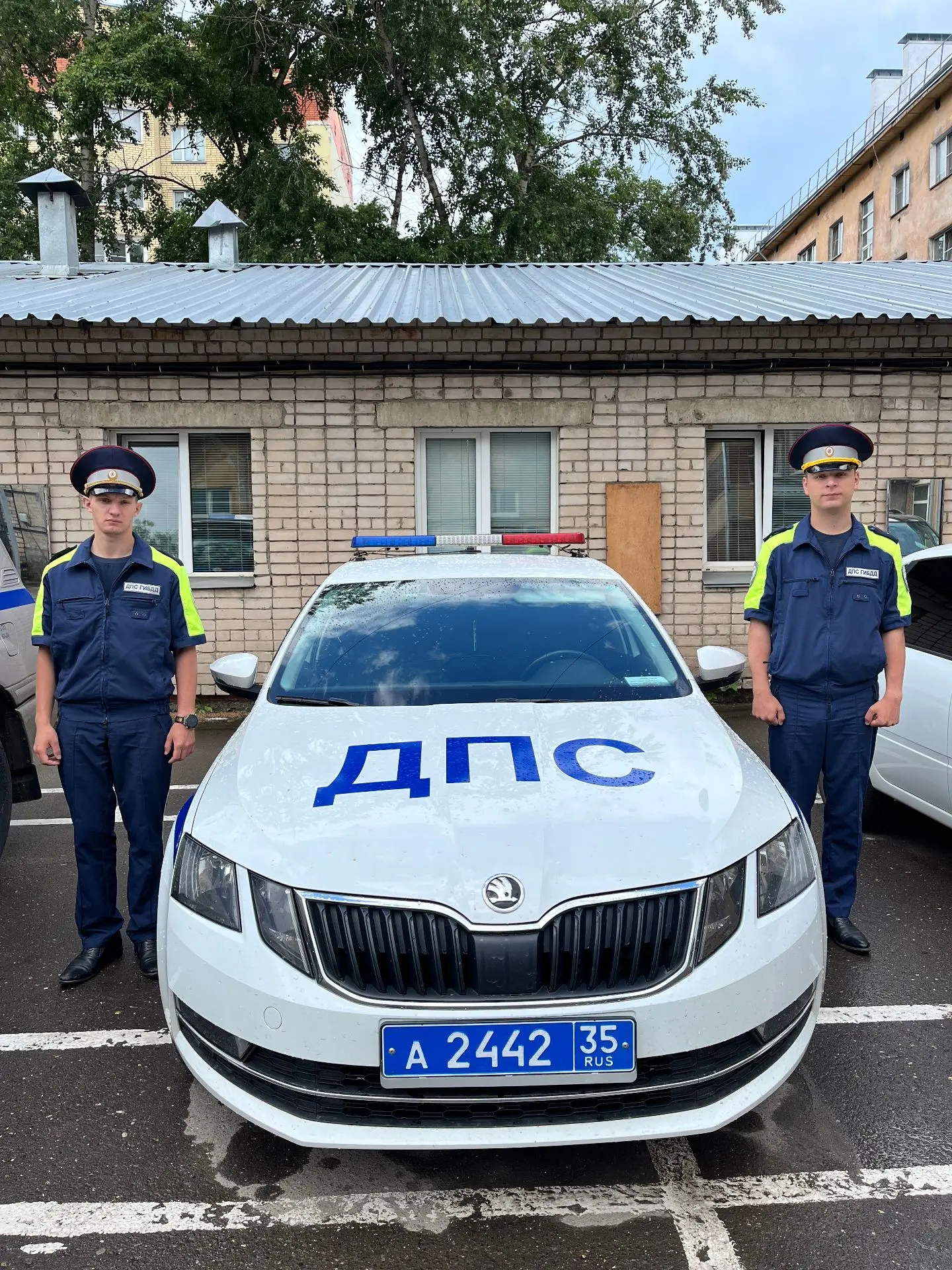 ⚡️В Вологодской области сотрудники Госавтоинспекции помогли ликвидировать пожар🔥
 
Во время несения