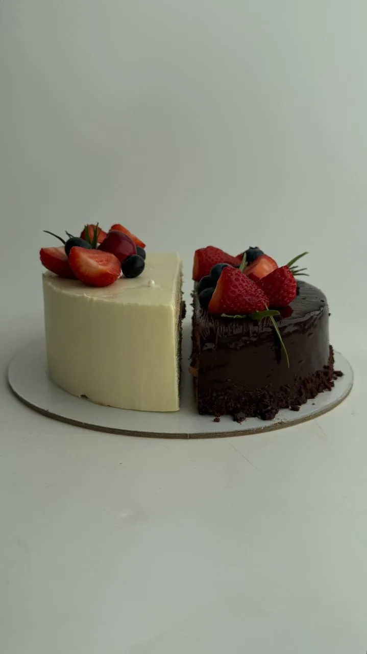 Не можете выбрать один вкус? И не надо 😌

Сегодня на витрине торты из двух разных половинок по спец