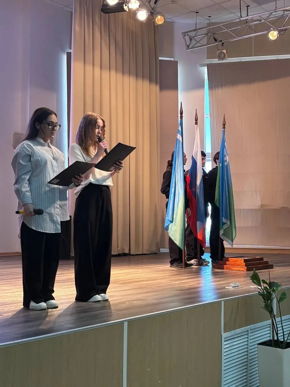 🇷🇺🎉 Учебная неделя в Когалымском политехническом колледже началась с торжественной церемонии внос