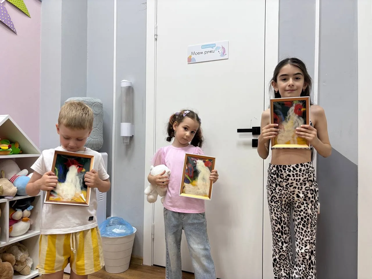 Мастер-класс по изготовлению картины из шерсти «Петушок» вчера прошёл на ура! 🎨🐓

Дети с огромным 