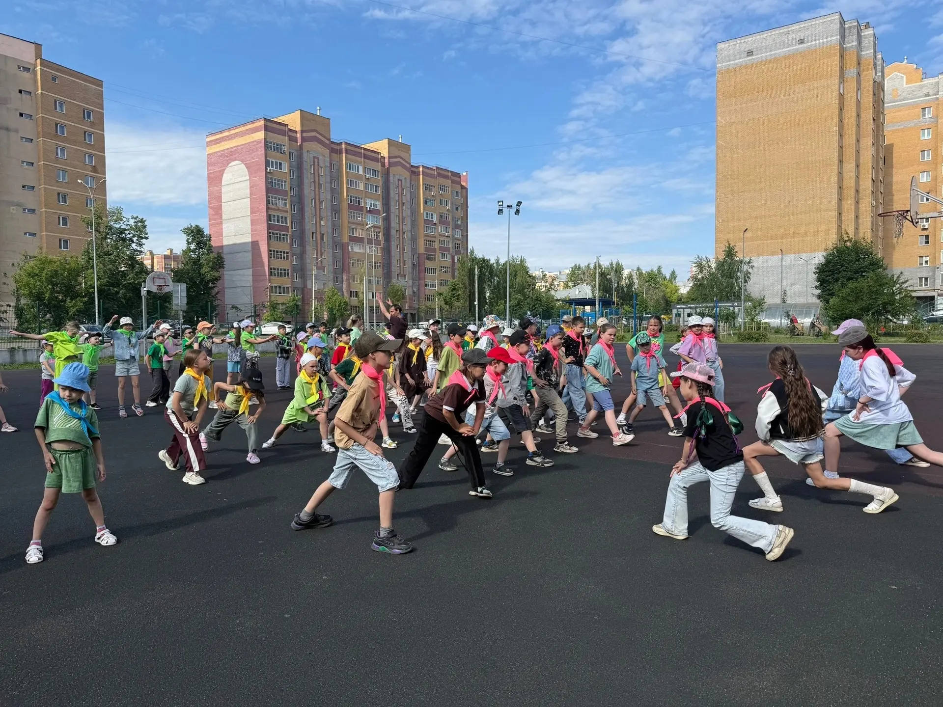 ☀️ «День мира и добра» в лагере «Неугомон»

Утро началось с бодрой зарядки, которая задала тон всему