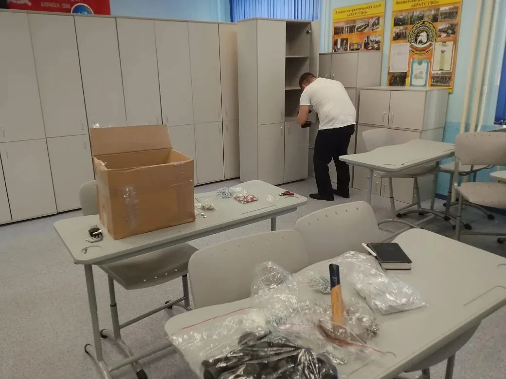 Обновляем мебельный парк школы...  З0 лет школе в этом году...  Конечно, за эти годы есть состаривша