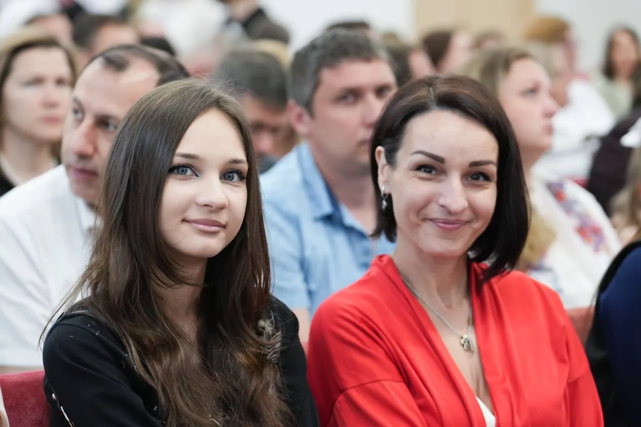 🔔 Сегодня для 142 тыс. выпускников Подмосковья звучит последний звонок — более 103 тыс. девятиклассн
