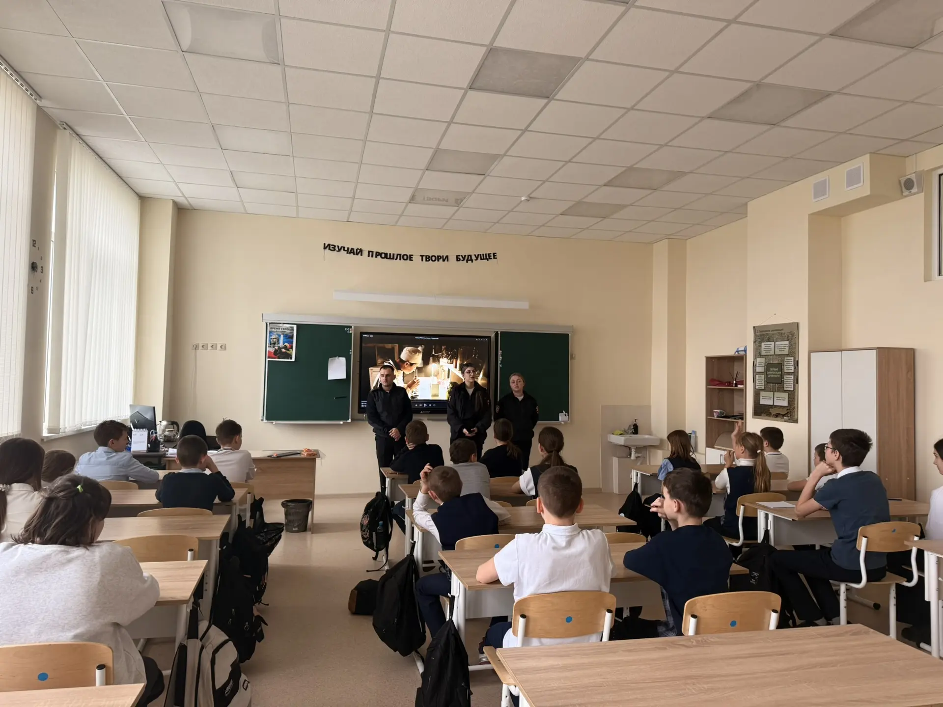 🌼 В преддверии весенних каникул в МБОУ СОШ № 17 г. Азова прошли важные профилактические беседы с обу