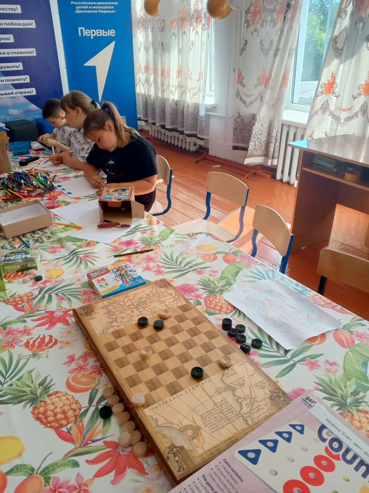 Первый день в летнем пришкольном лагере прошел под девизом - праздник детства! 
 
Лето - это долгожд