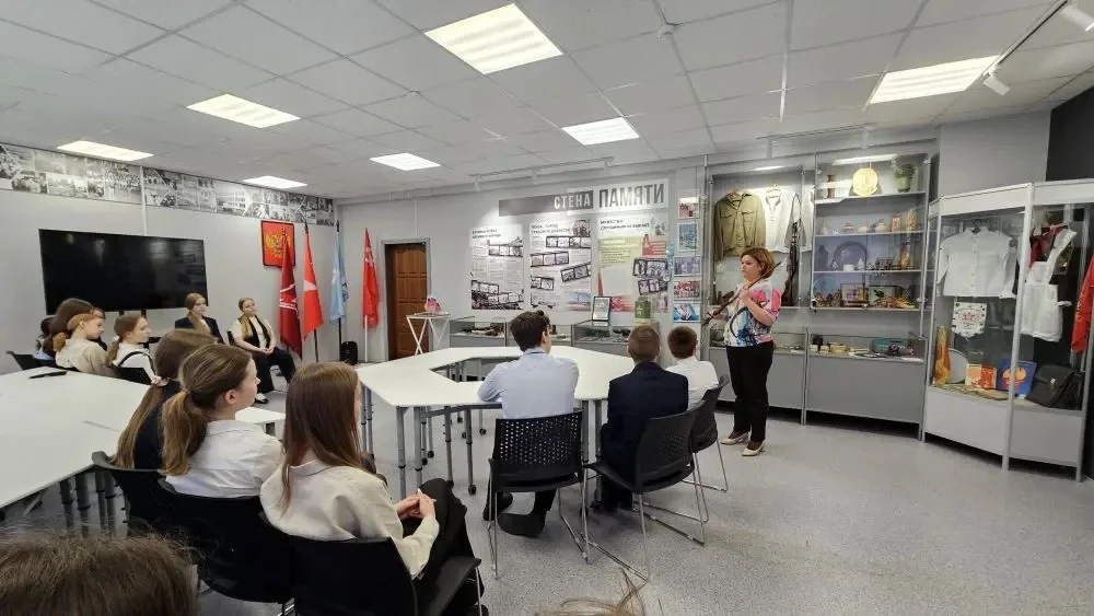 В канун Дня защитника Отечества 🇷🇺 в 8 «А» классе прошёл особый урок — Урок Мужества.  Учитель истор