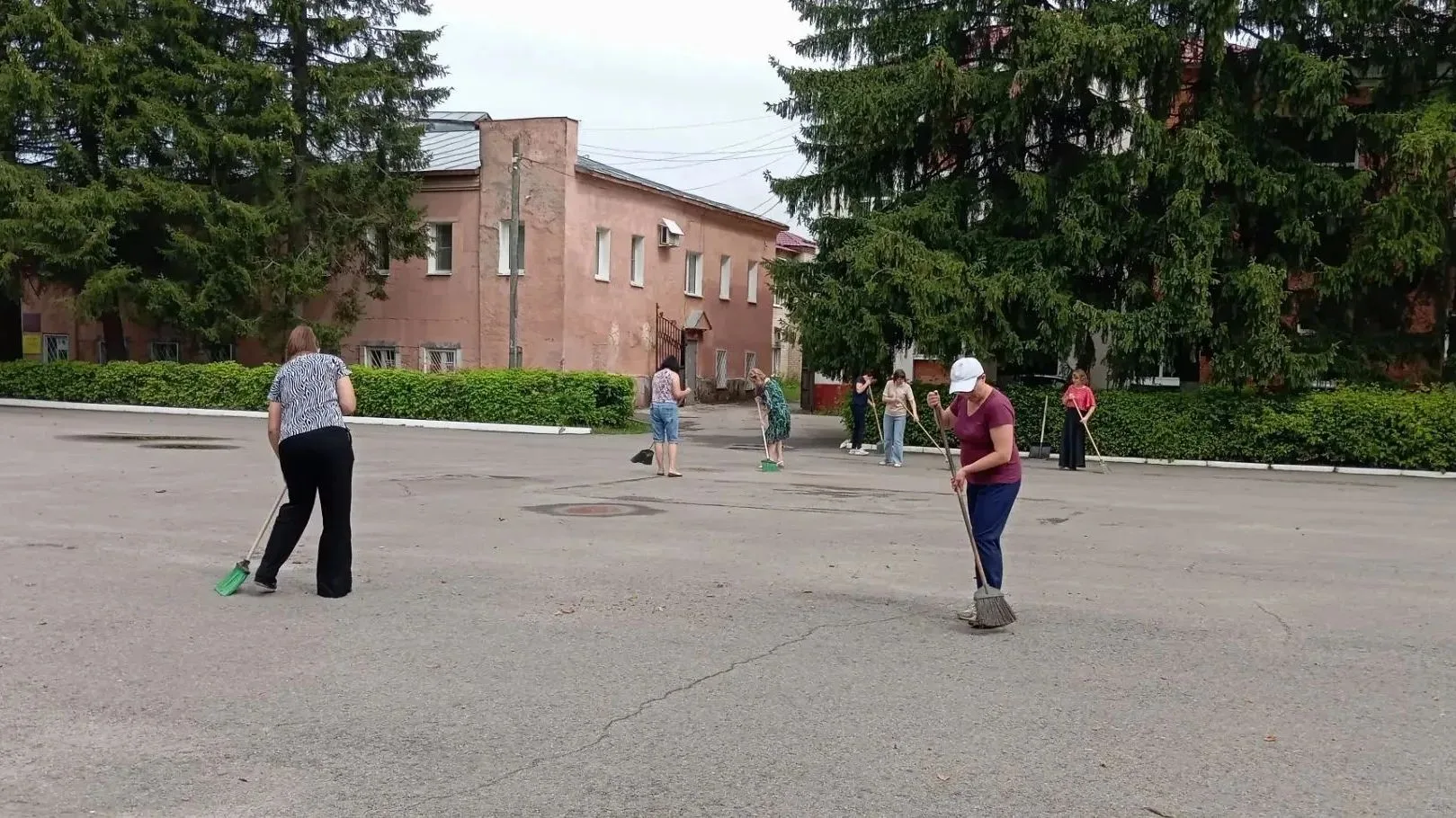 23 июля сотрудники МКУ "ХЭЦ Городищенского района" приняли участие в уборке центральной площади горо