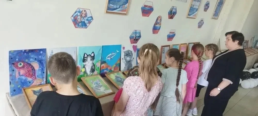 Выставка рисунков"Соседи по планете» состоялась 15 июня в МУК «СЦКС « Родина» , дети разных возрасто