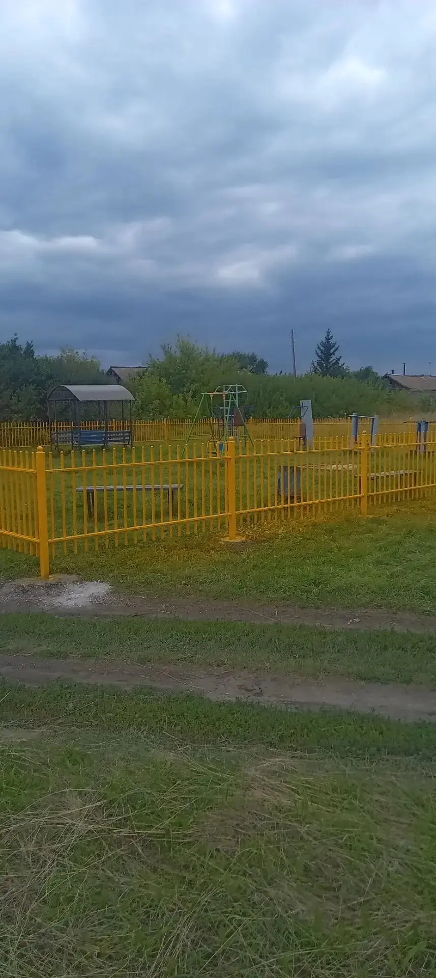 Устройство ограждения детской и спортивной площадок в пос. Безлесный Майнского района У...