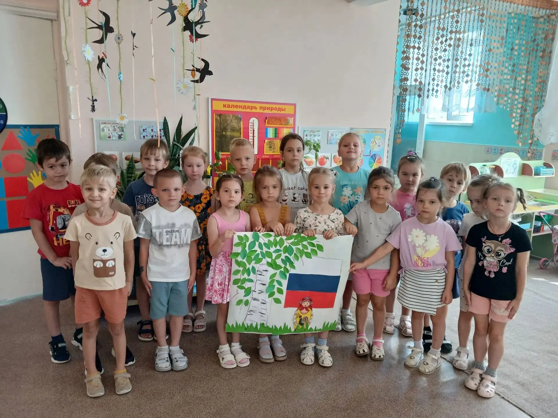 В преддверии праздника -Дня Российского флага, с детьми старшей группы 2 "Совята" была ...
