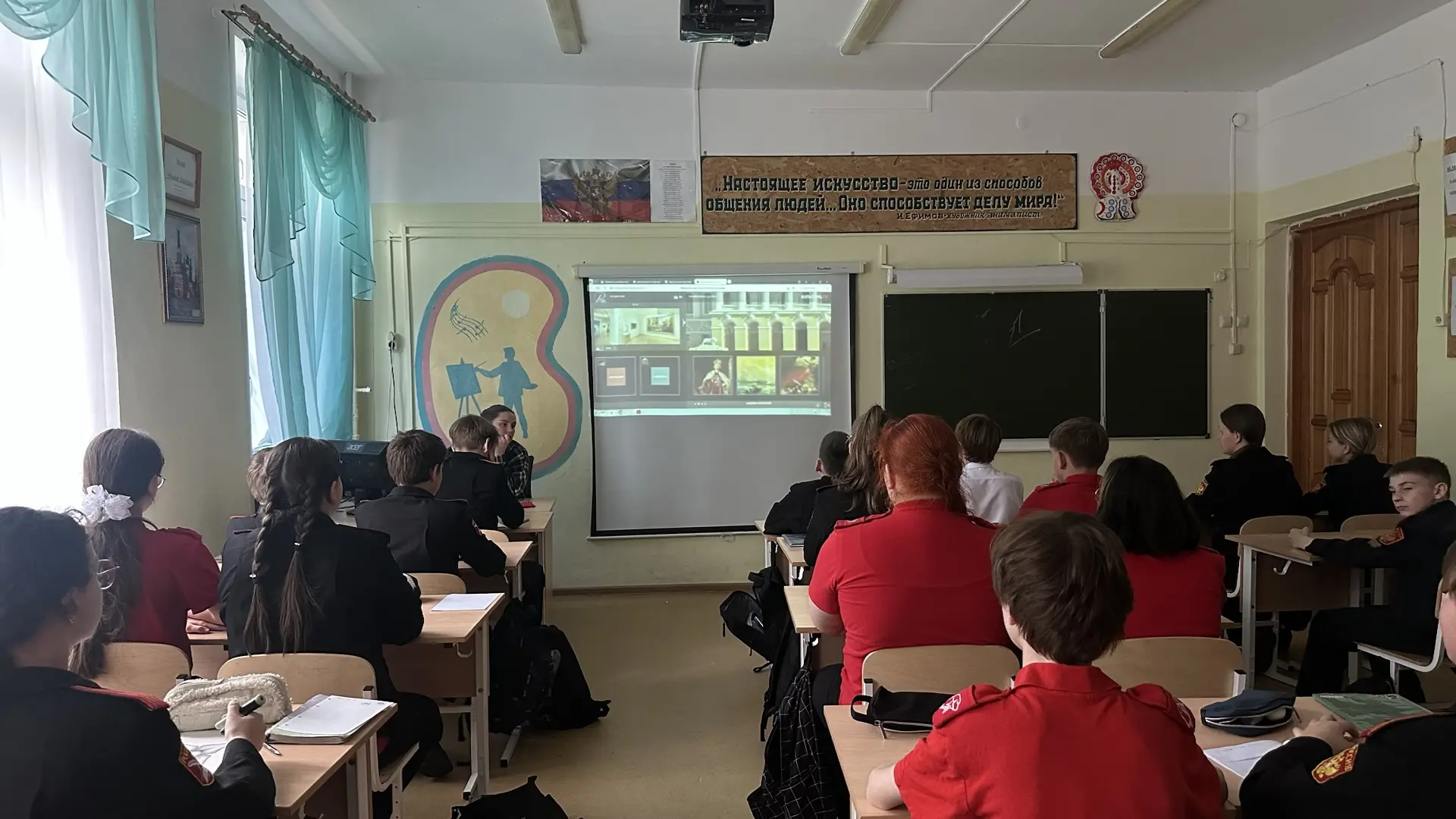 🎨 Виртуальные путешествия по музеям: Эрмитаж и Государственный музей! 🏛️  Ученики нашей средней школ