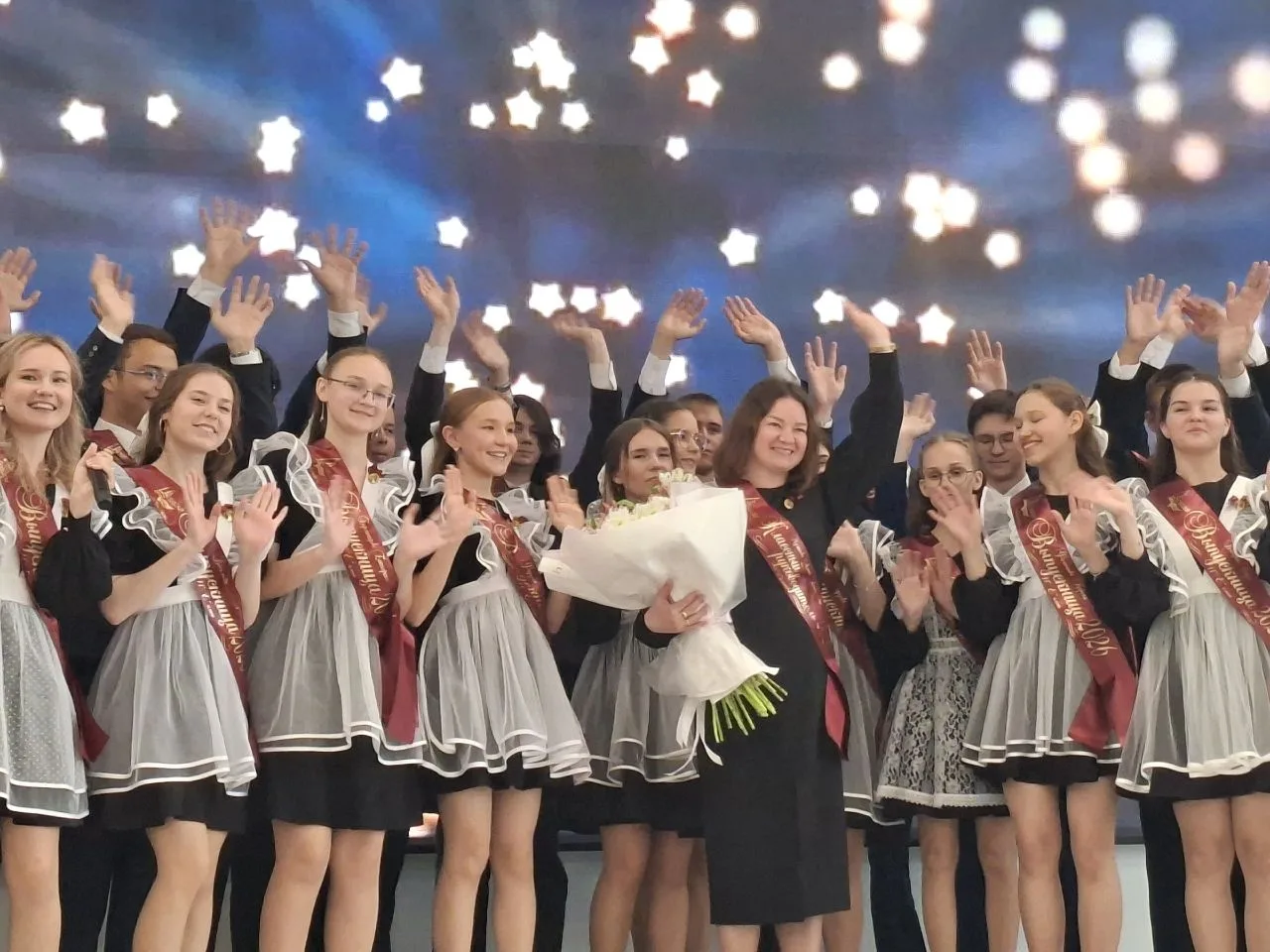 🎓 Последний звонок: путешествие в Страну чудес.  Сегодня для наших 11-х классов прозвенел Последний 