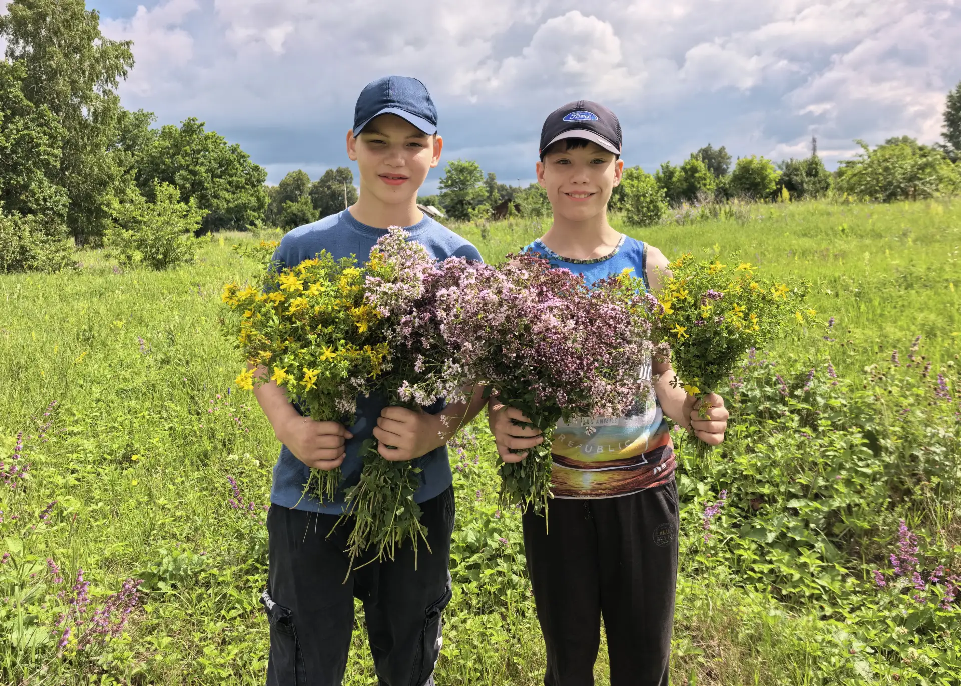 Лес, родник, травы – и никакого интернета! 🌿💧

Отличная прогулка! Дышали, собирали, пили воду из и