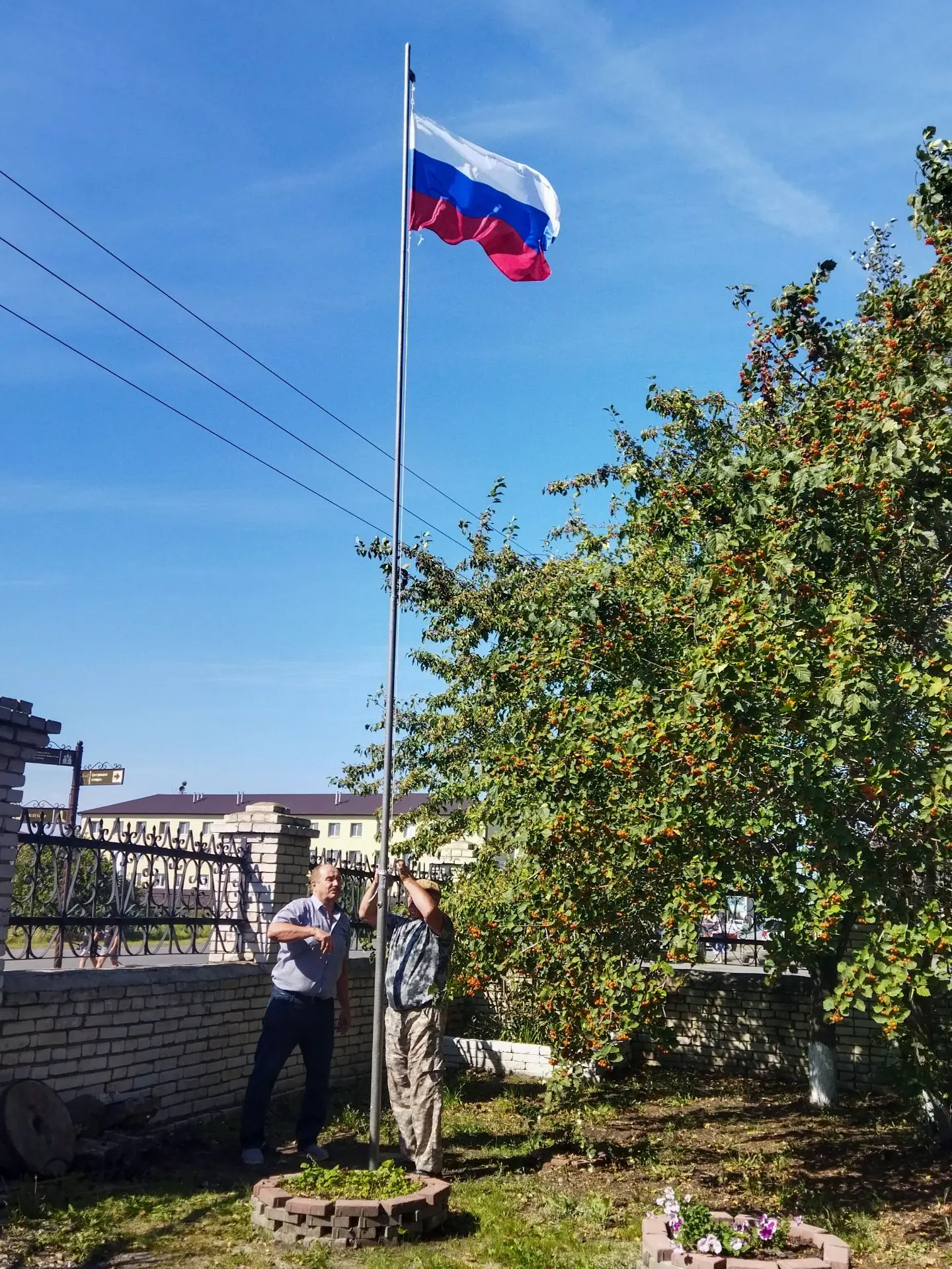 Во дворе нашего музея установлен новый флагшток. Отдельные слова признательности за пом...