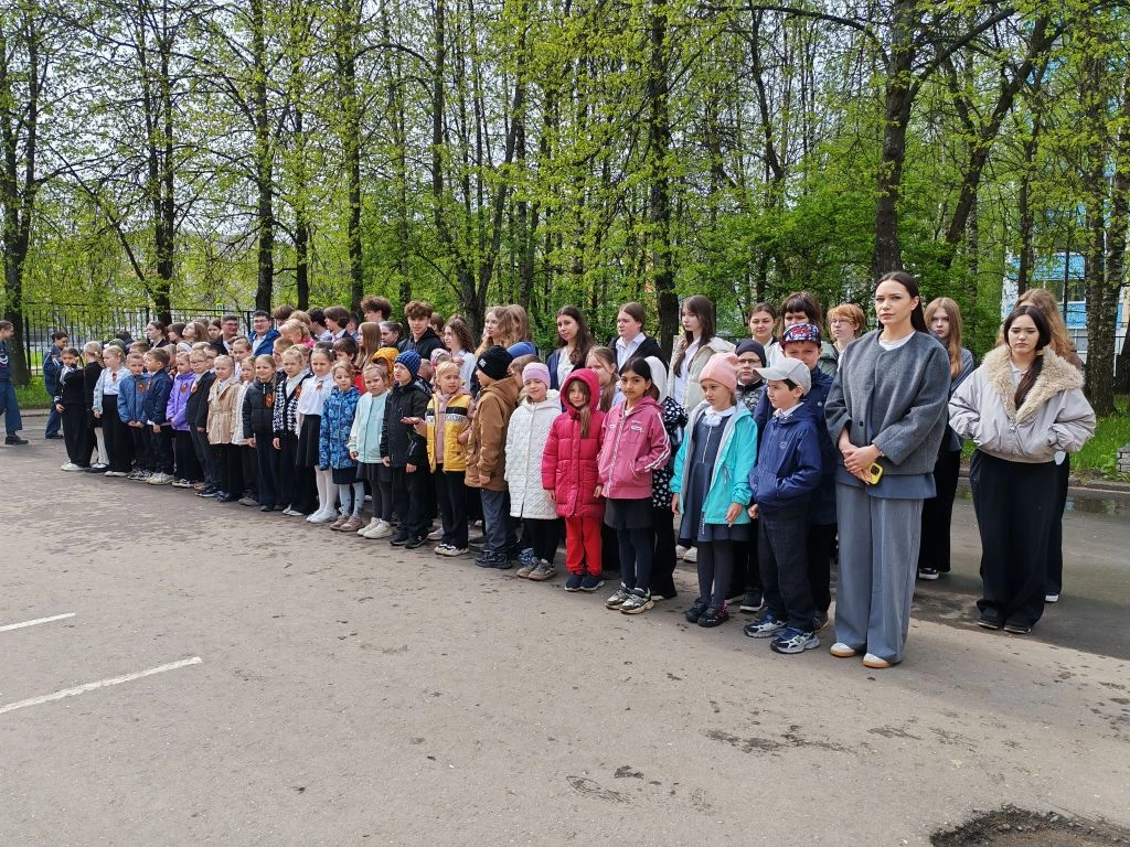 Сегодня, 14 мая, в гимназии прошла торжественная подадка яблонь в рамках проекта "Необычные парни из