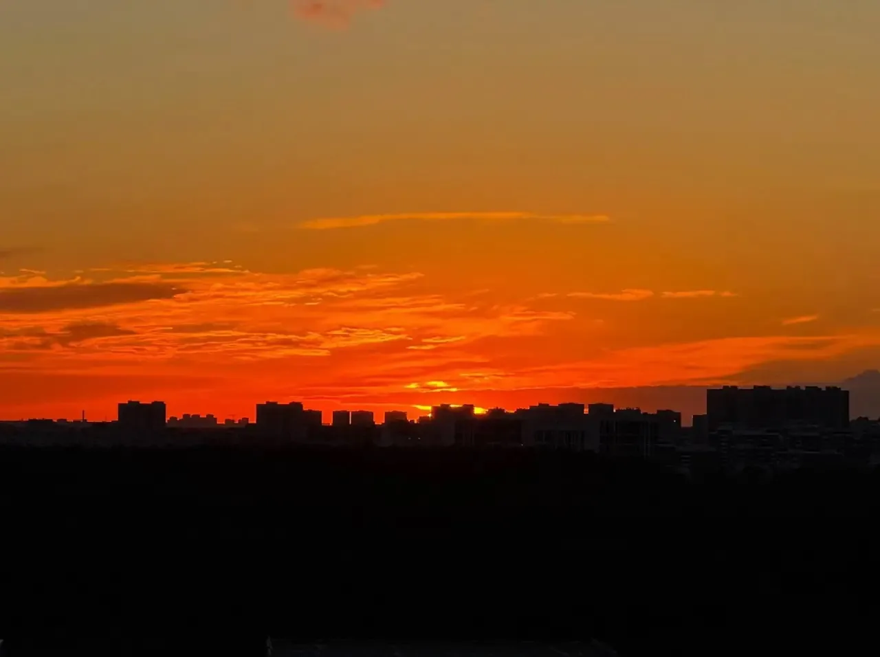Наш вчерашний красивый закат над городом 🌇