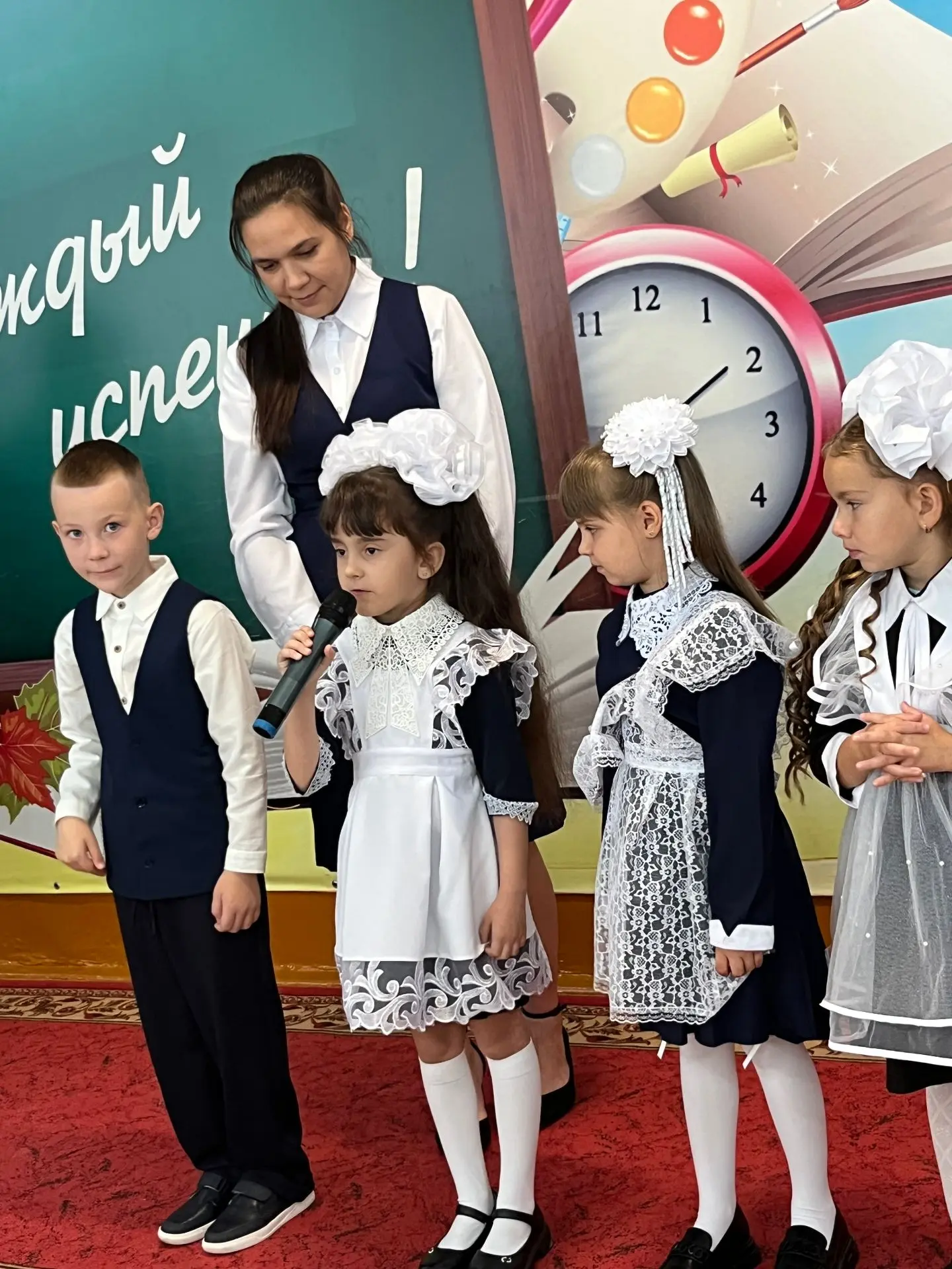 С самого утра школа вновь наполнилась улыбками, цветами и взволнованными разговорами. П...