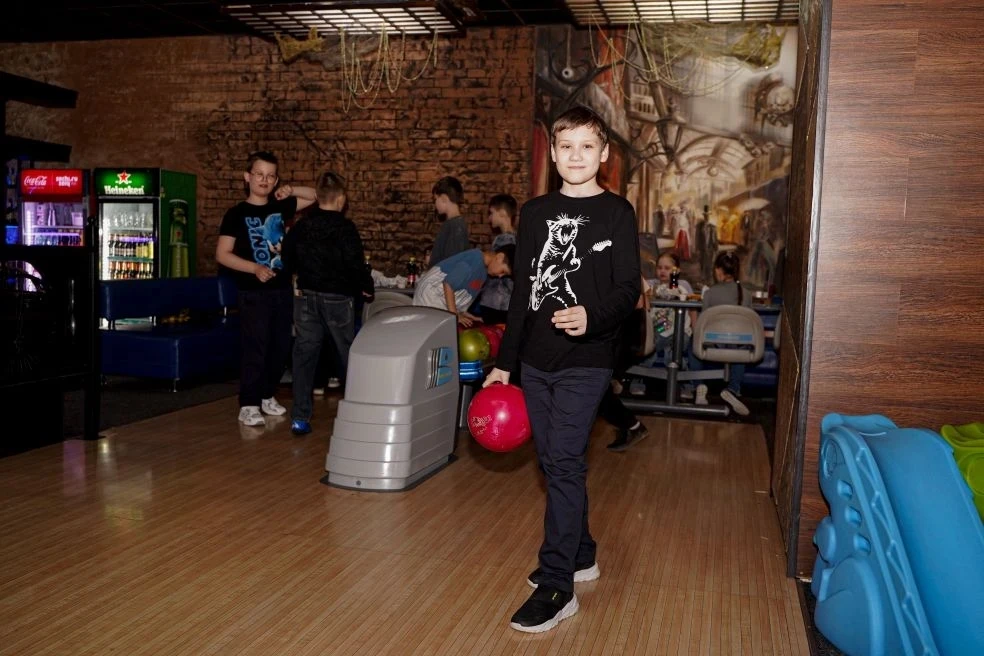 🎳 **Весенние каникулы продолжаются!**  Ученики 4 «Г» класса отправились в боулинг, чтобы зарядиться 