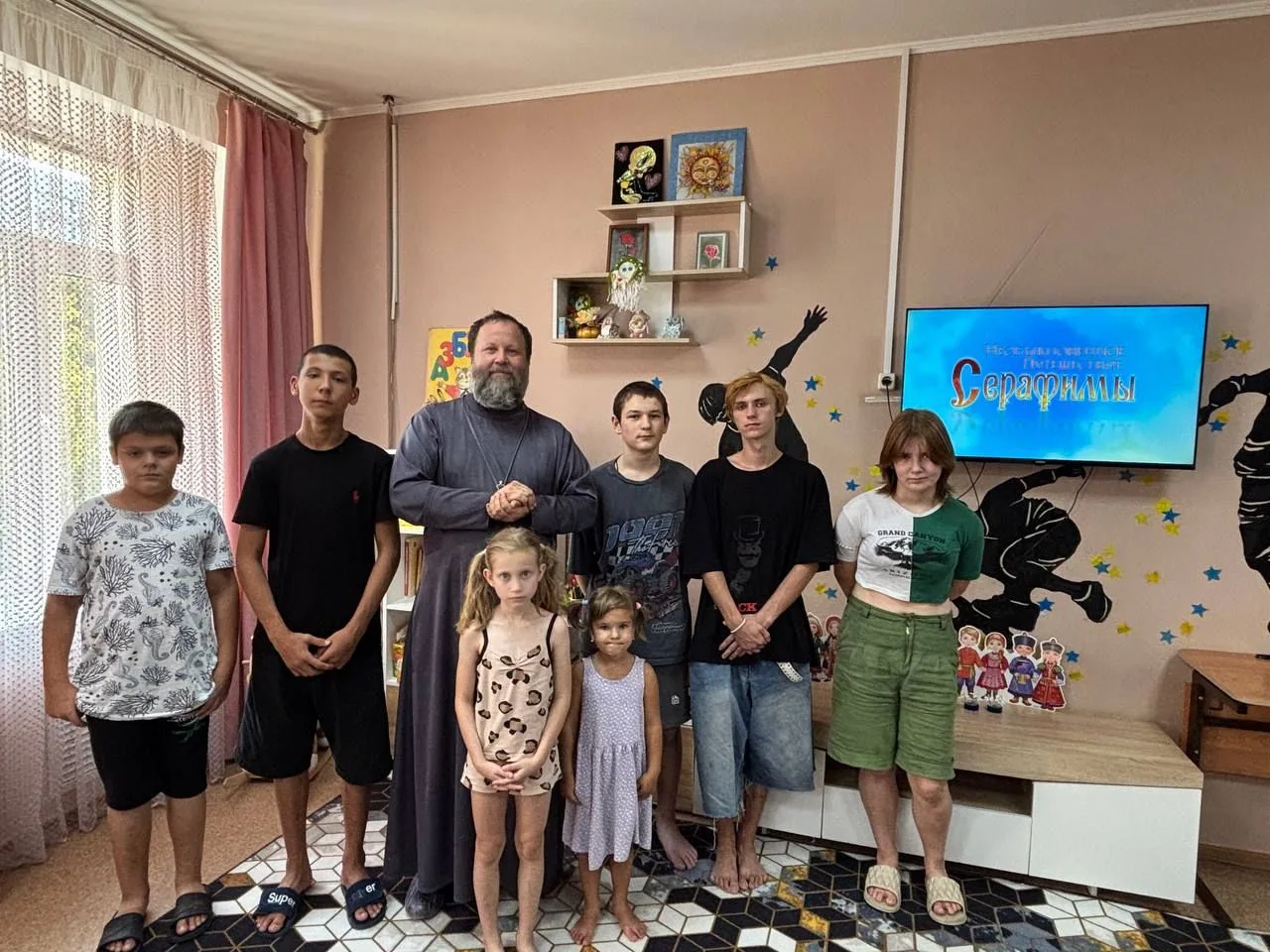 «От кадров к сердцу»: воспитанники центра «Исток» побеседовали с отцом Николаем
