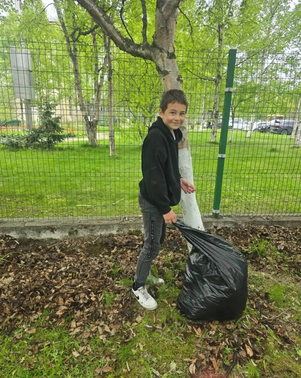 🌿 Сегодня, 22 июня, у православного храма прошел субботник с участием школьников