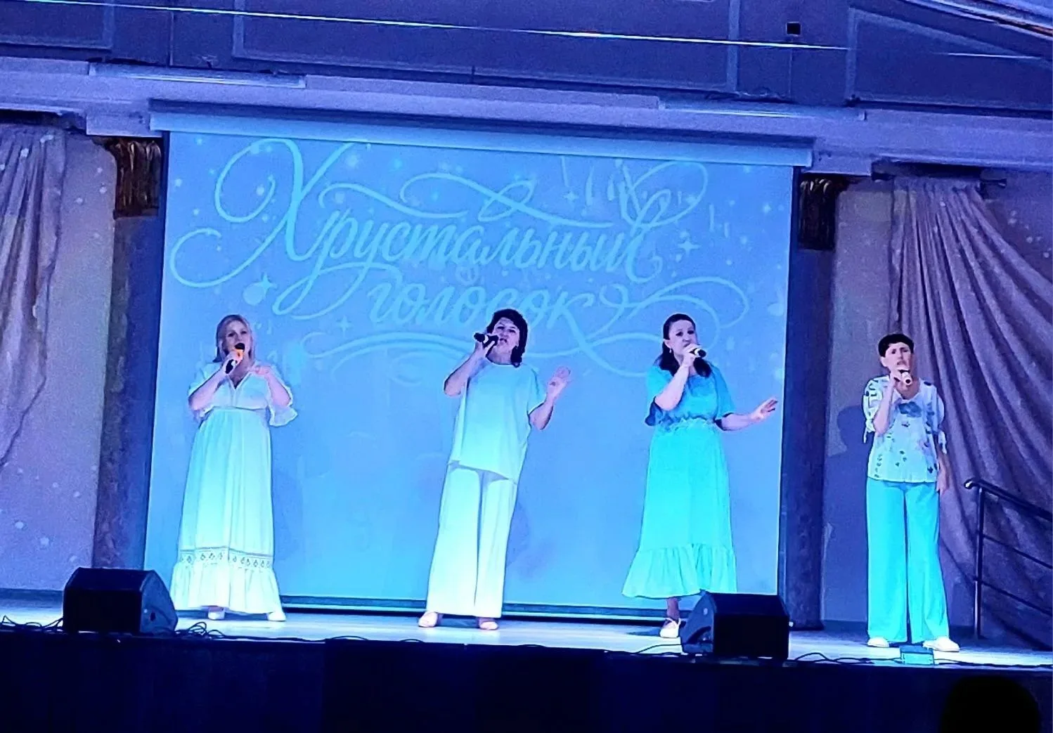 🎤 Вокальный коллектив «Хрустальный голосок» выступил с отчётным концертом в ДК «Металлург»  21 мая в