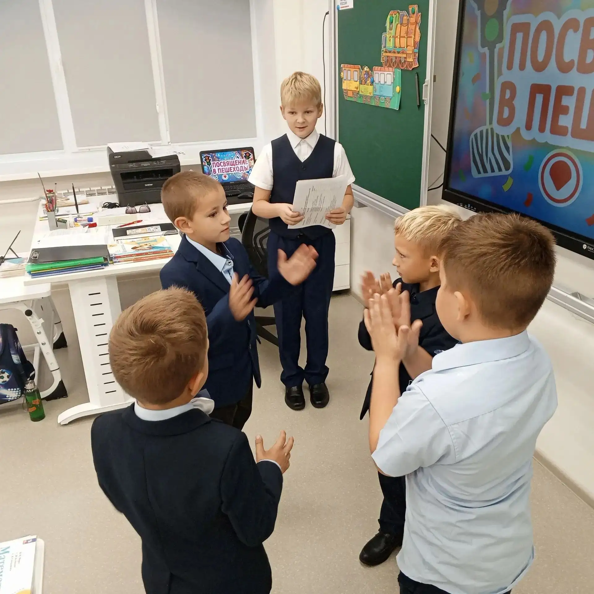 Первые шаги по правилам: в Новоивановской школе прошло «Посвящение в пешеходы» для перв...