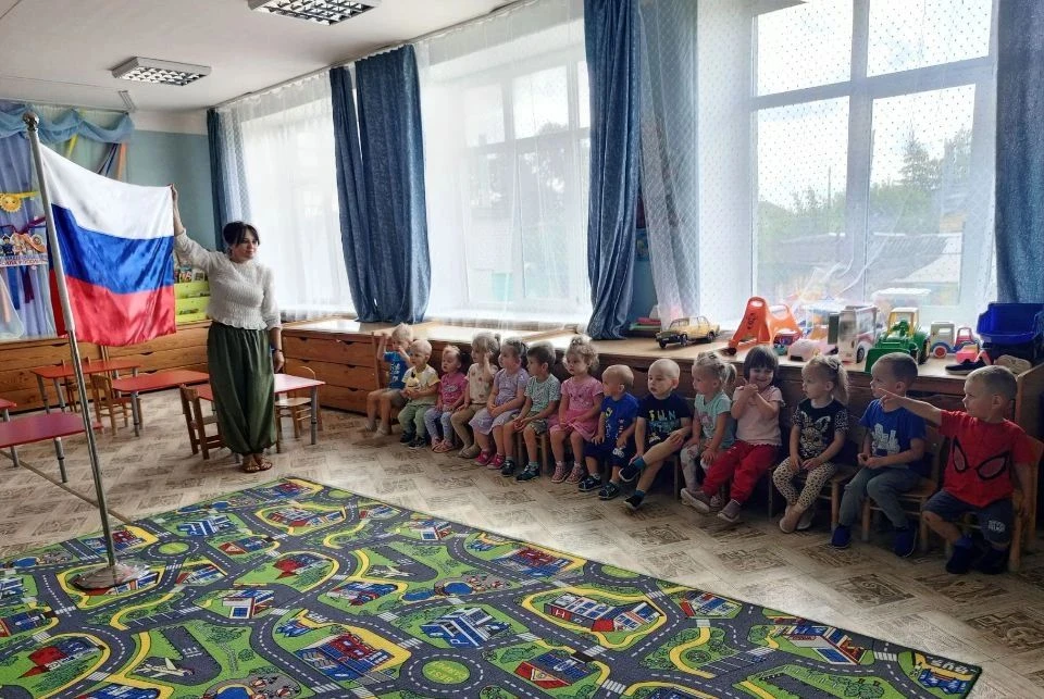 🤍💙❤️Занятие в младшей группе «Одуванчики»: аппликация «Российский триколор»🇷🇺🇷🇺🇷🇺