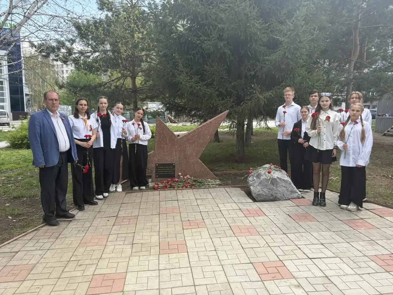 Память, которая не имеет границ...🕊️  Сегодня наши ученики собрались у местного мемориала «Звезда», 