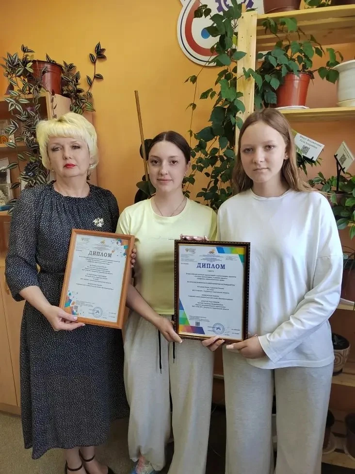 Ученицы 8 "А" класса, Елена Елганова и Полина Худакова, общающиеся "Биокванториума", за...