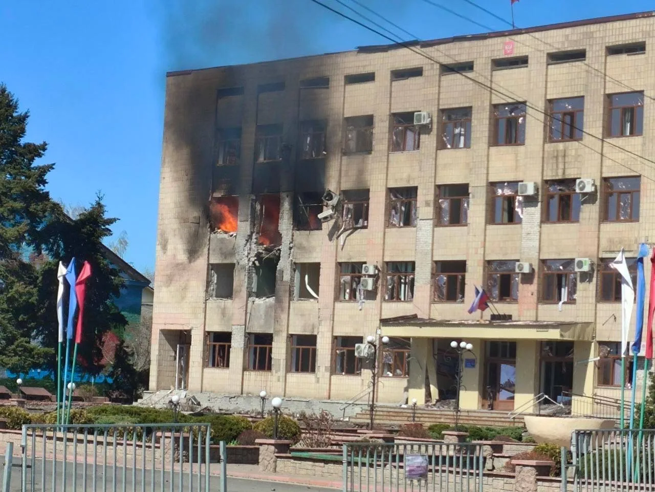 Очередной подлый варварский удар ВСУ. В разгар рабочего дня укронацисты прицельно ударили по зданию 