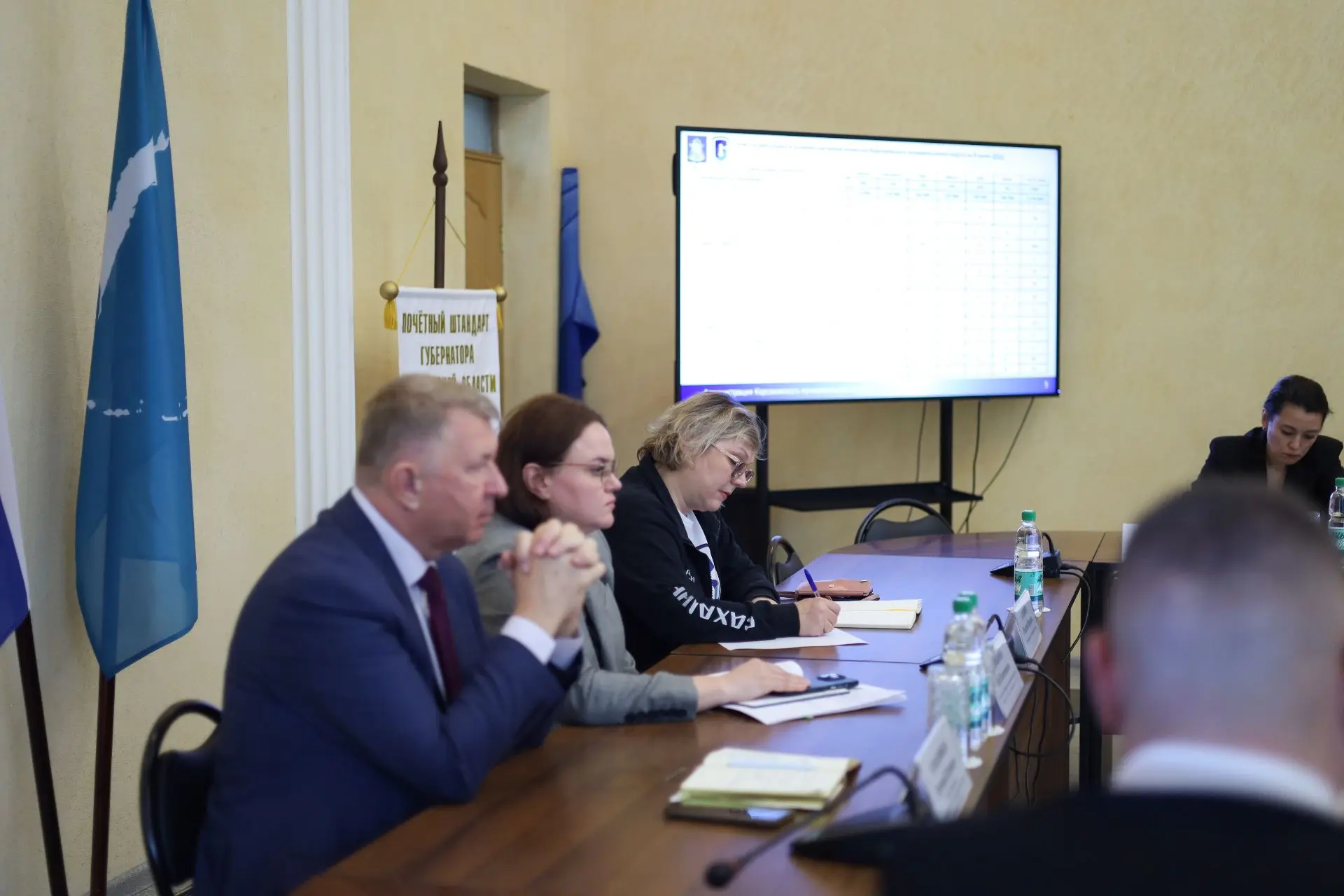 Аппаратное совещание начали с праздничной повестки. На этой неделе вся страна отмечает ...