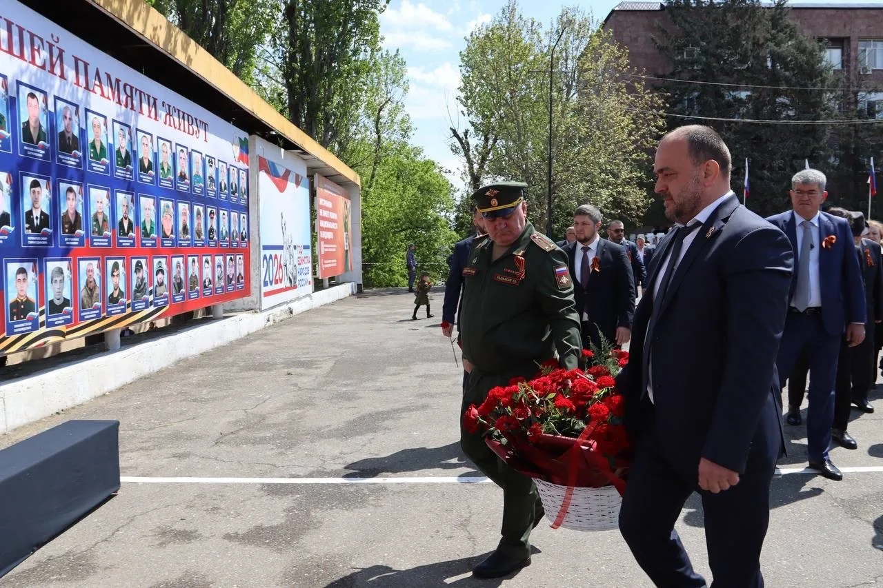 🎖 Большой фоторепортаж с торжественного митинга, прошедшего в Буйнакске в честь праздн...