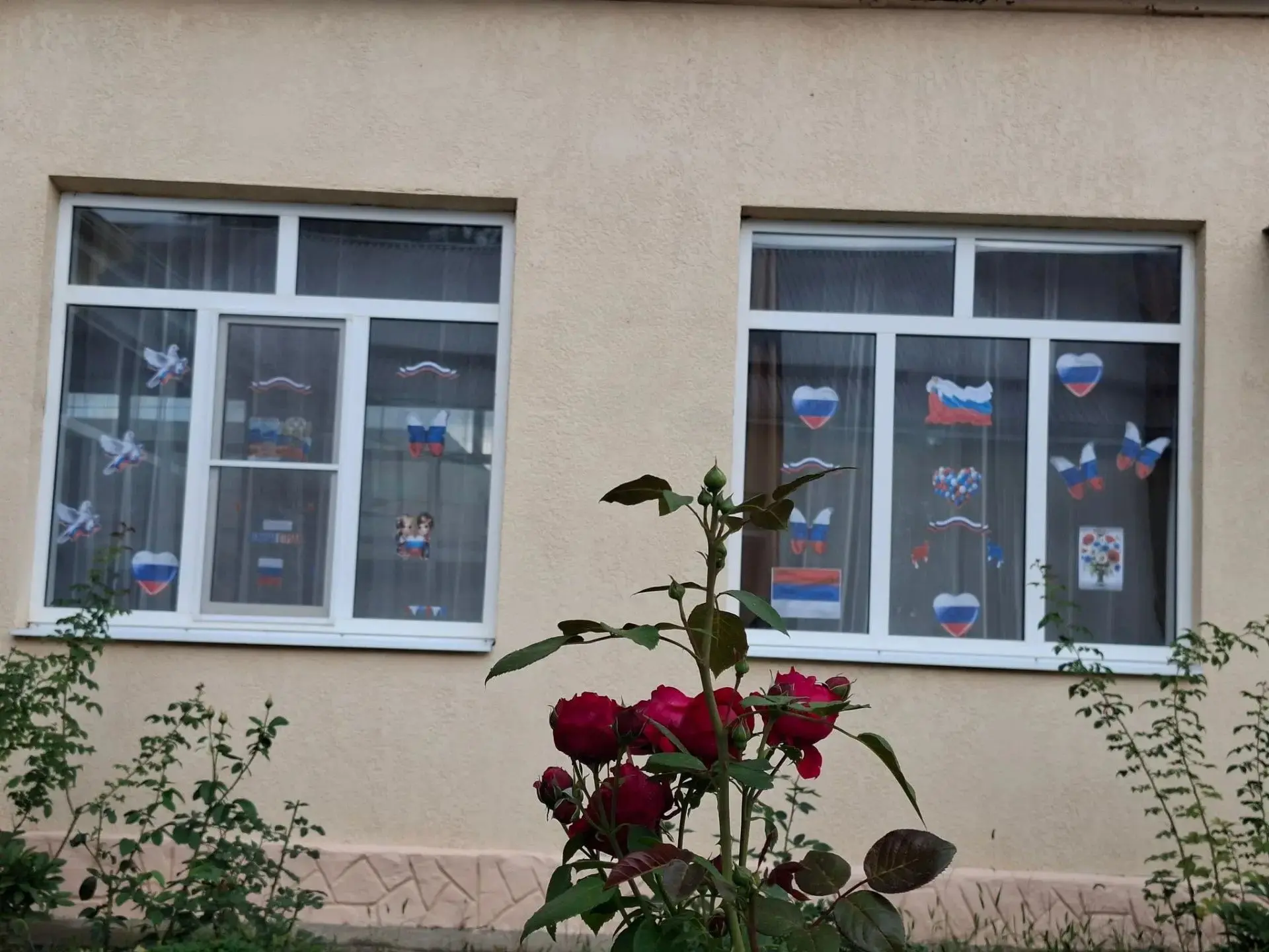 В МБДОУ "Детский сад "Солнышко" ст. Кардоникской" прошла акция "Окна России", посвящённ...