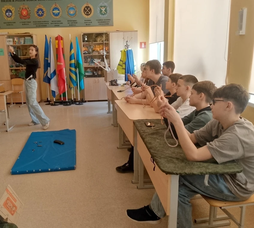 В дни весенних школьных каникул "зарничники" не лежат на диване дома, а активно готовятся к соревнов