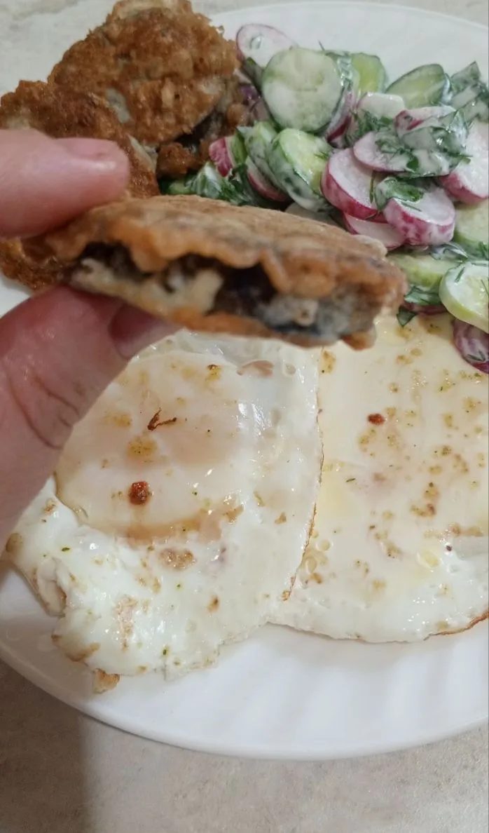 Баклажаны 🍆в кляре,  🥒 огурец, редис , зелень 🌿 яйца.