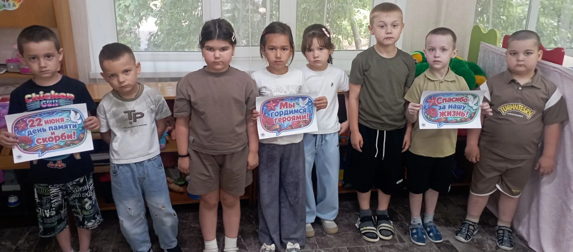 Зажги свечу свою.
Со всеми вместе вспомни
Прошедшую войну,
Июньский день, где бомбы

Прервали детски