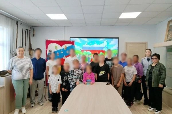 В преддверии Дня Государственного флага для несовершеннолетних осуждённых провели патри...