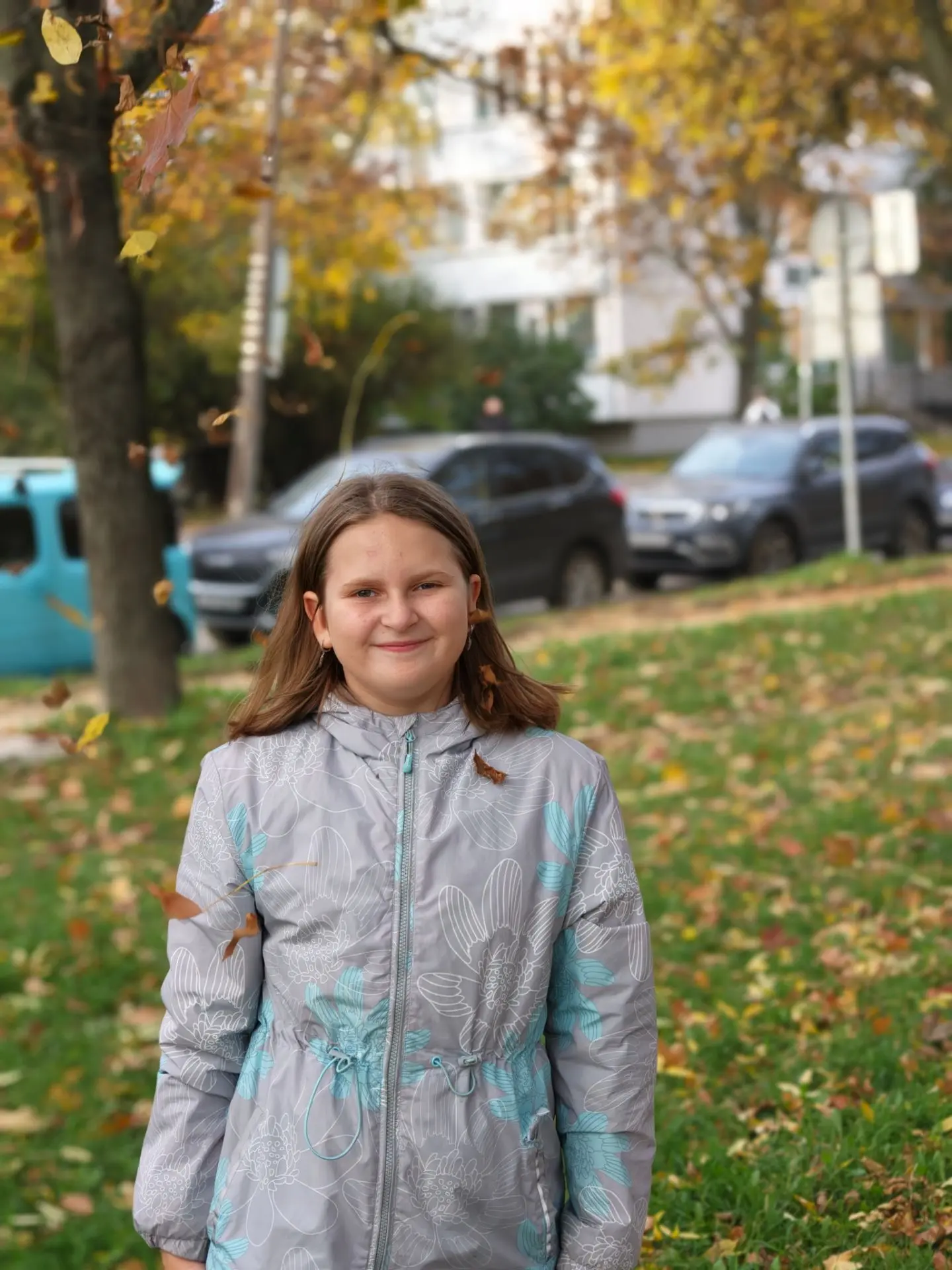 Какая же сегодня потрясающая погода! 😍🍂 Вышли с детками на прогулку — ловим осеннее с...