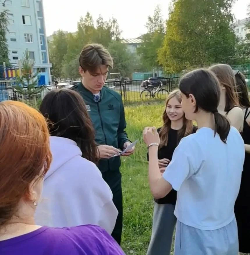Жители Нижневартовска вышли на покос, чтобы уменьшить количество мошек и комаров

В Нижневартовске (