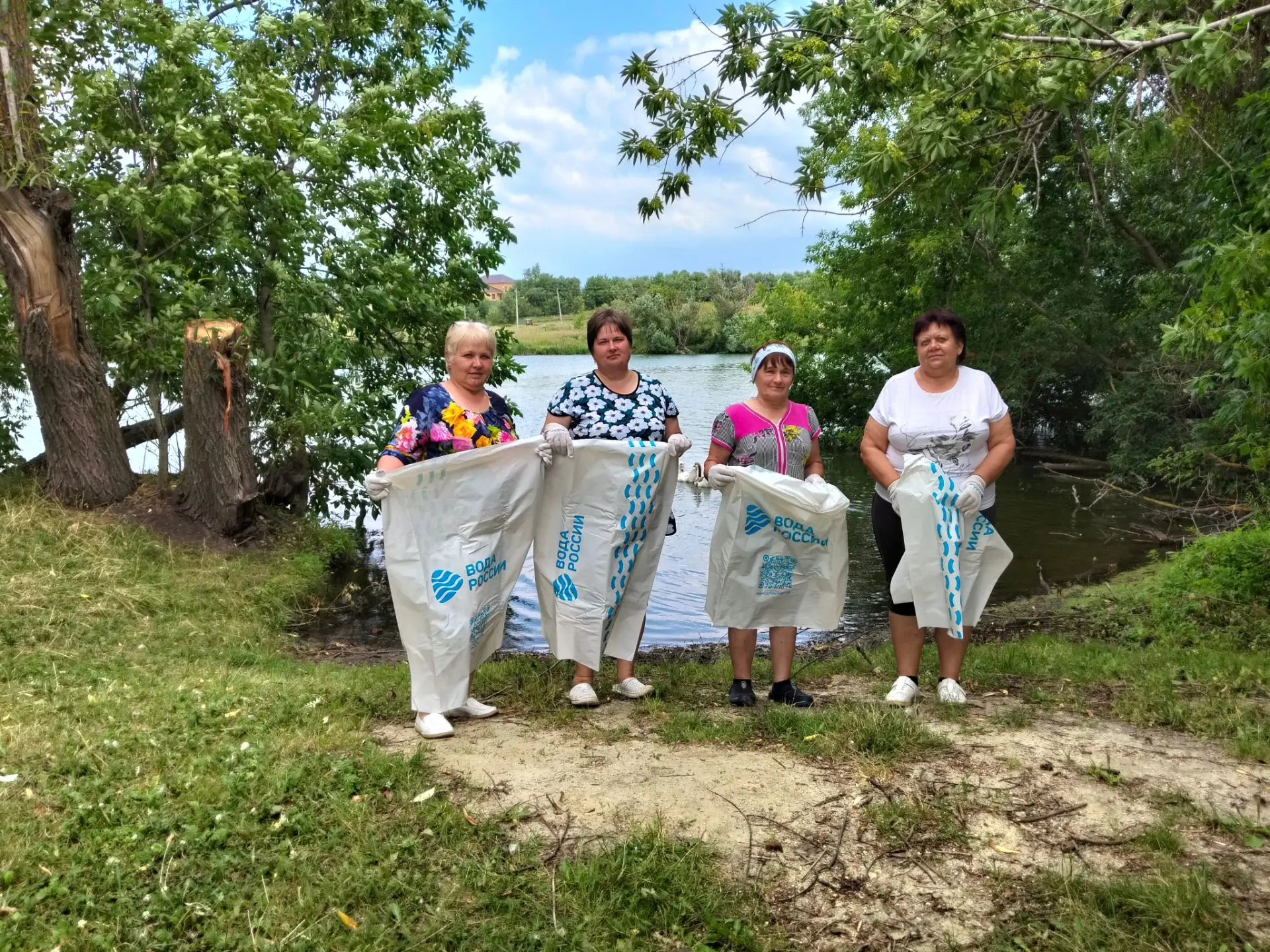 В селе Липовка на берегу пруда участники акции «Вода России» провели уборку территории.