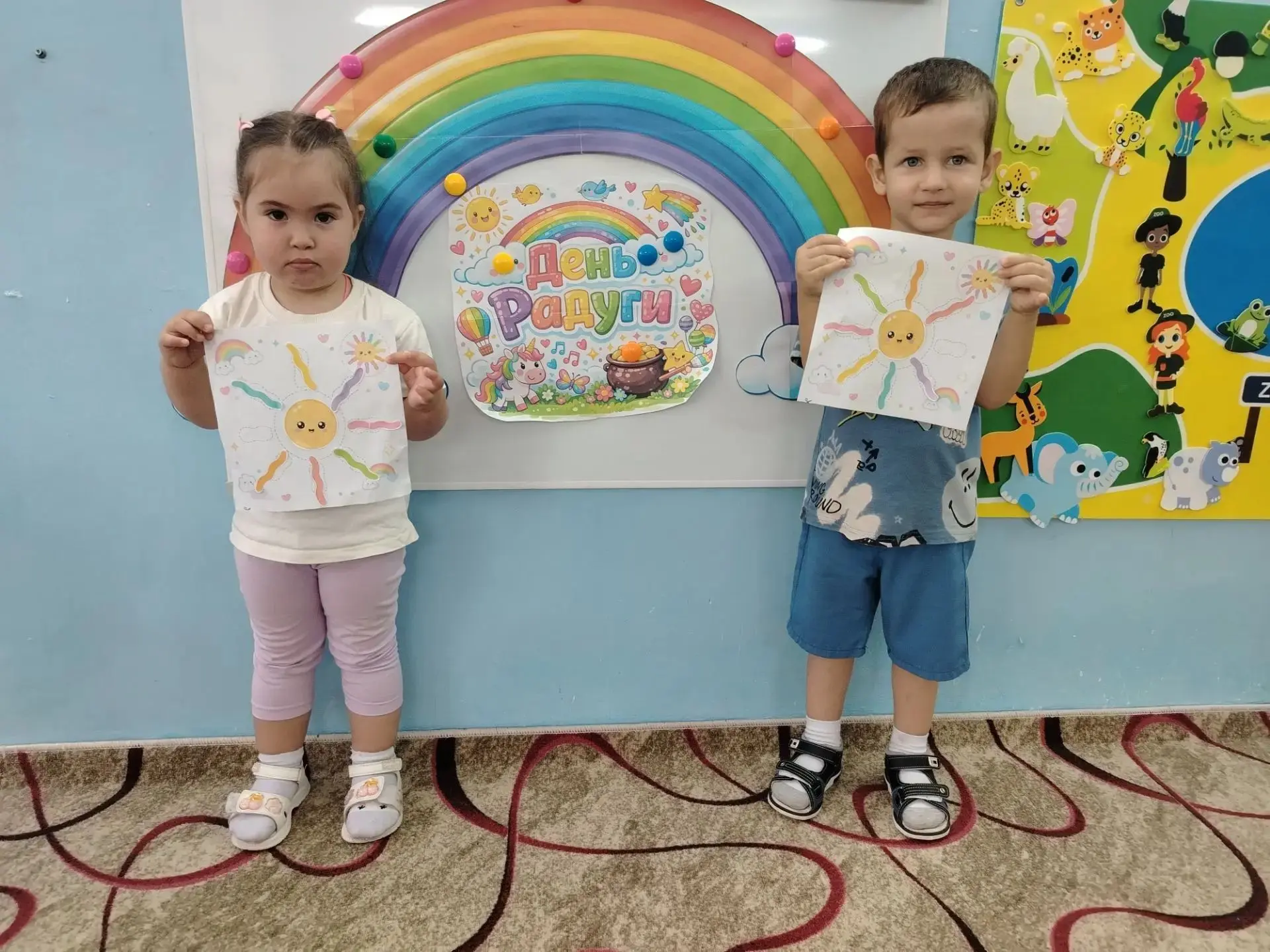 Сегодня в младшей группе «Солнышко» прошёл весёлый День радуги! Наши маленькие художник...