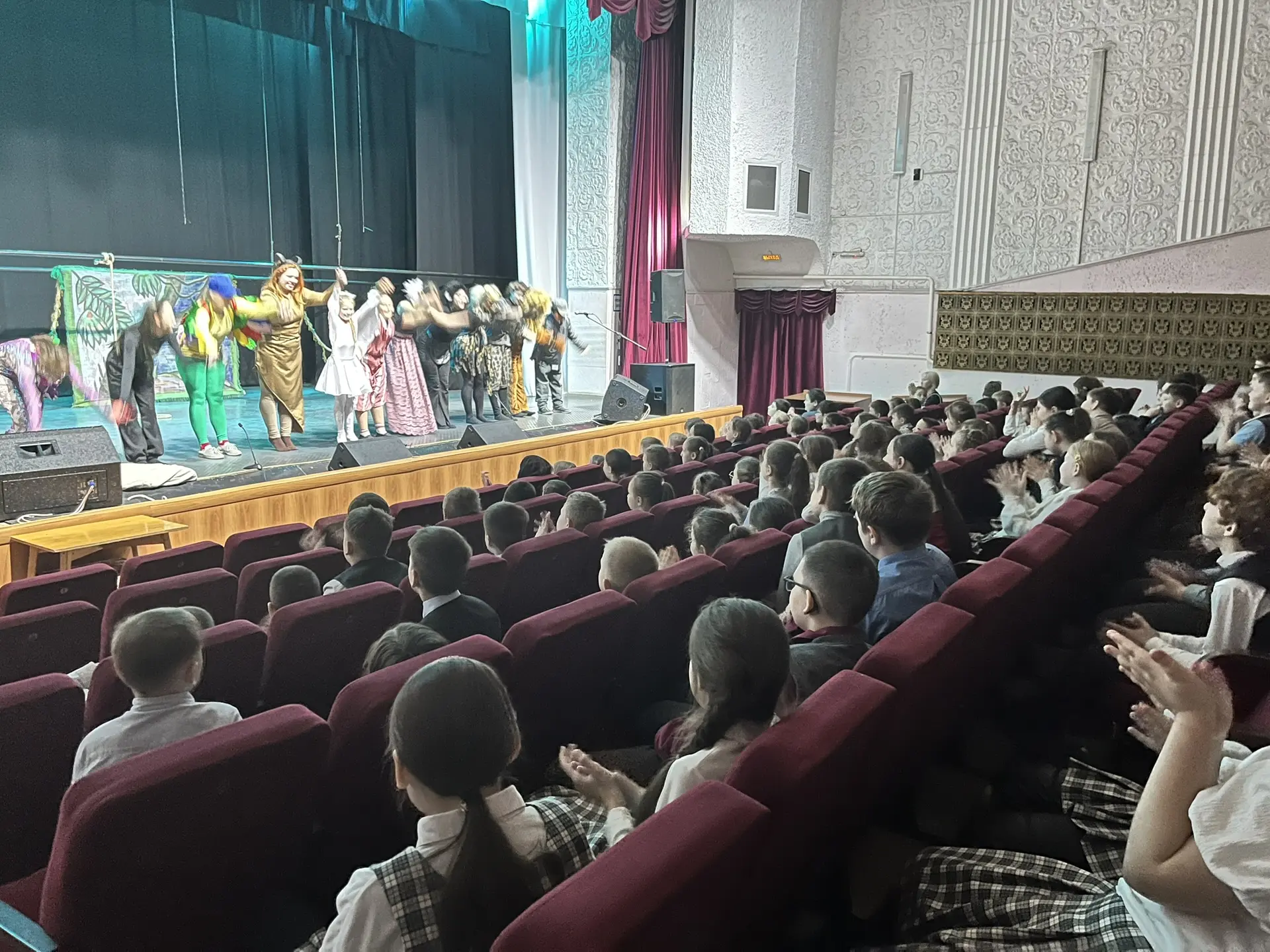 День театра!   Каждый год во всем мире отмечают Всемирный день театра. Это праздник, посвящённый иск