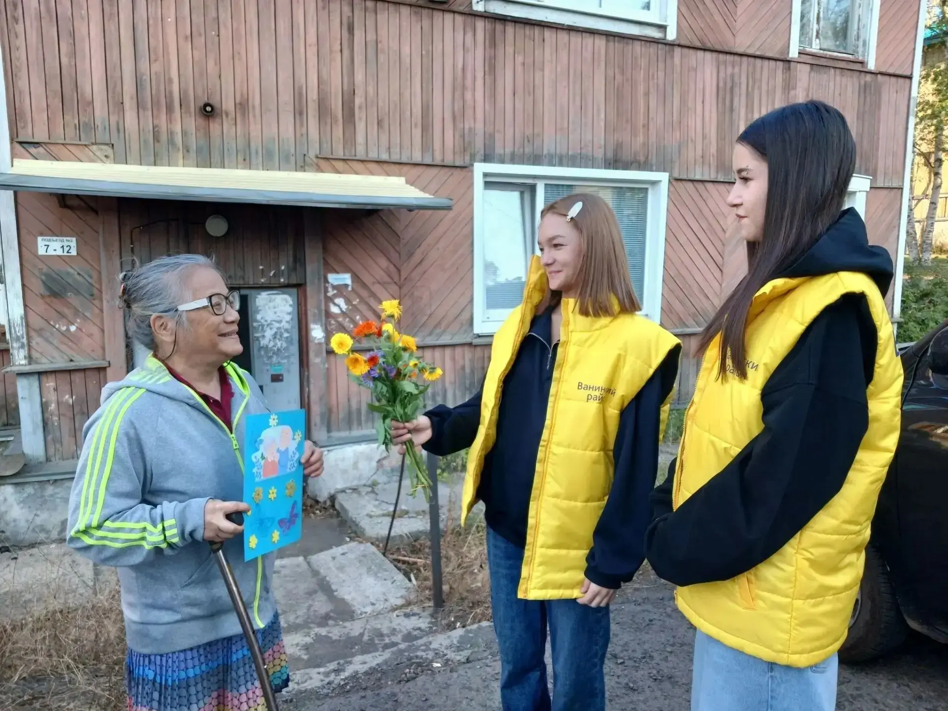 💖 «Спасибо за мудрость, спасибо за жизнь»: праздничный десант студентов к золотому пок...
