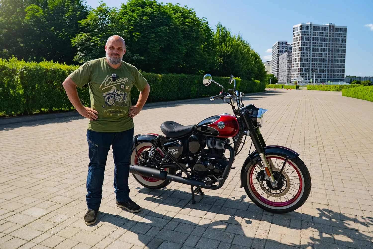 Высокий руль эйп-хенгер, колеса с вайтволами, интересная графика на баке и крыльях и ув...